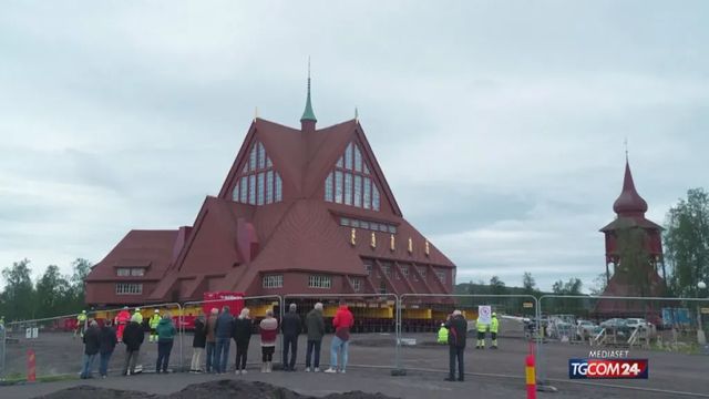 Storica chiesa svedese spostata su un rimorchio per 5 chilometri