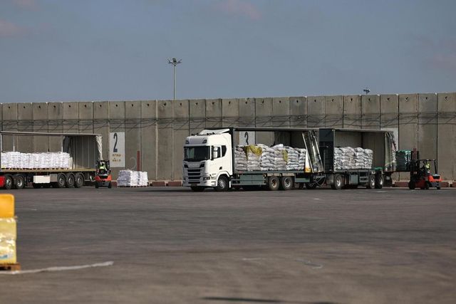 Oltre 400 camion di aiuti umanitari bloccati al valico di Kerem Shalom