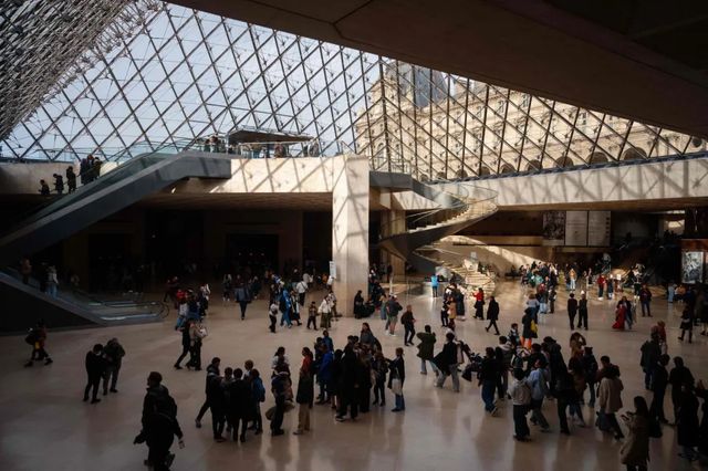 El Gobierno francés confirma un robo en el Louvre y declara el cierre provisional el museo