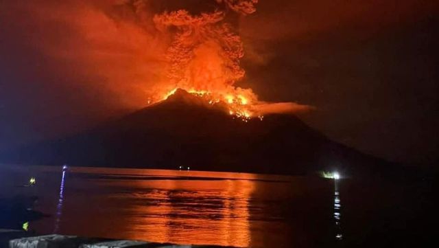 800 People Evacuated After Volcano Erupts In Indonesia