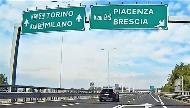 Incidente sulla A4 Milano- Torino, quattro morti per il tamponamento tra auto e furgone ad Arluno