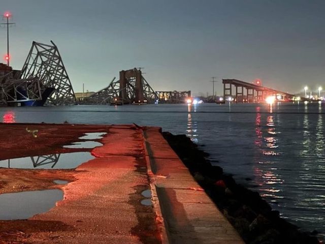 Un pod din orașul american Baltimore s-a prăbușit după ce a fost lovit de o navă. Doi oameni au fost salvați din apă