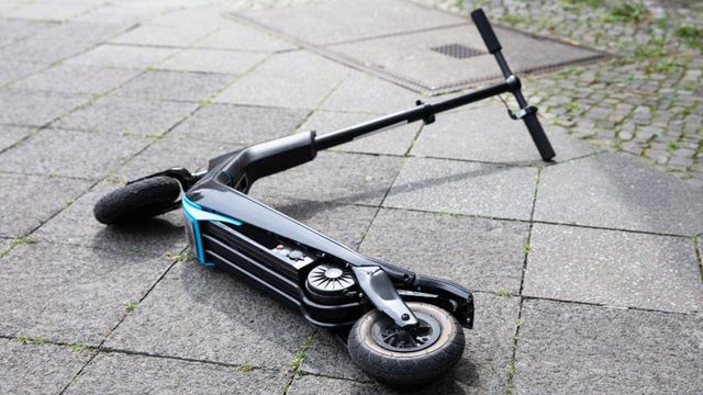 O fată de 15 ani a murit după ce a căzut de pe o trotinetă electrică, condusă de alt adolescent