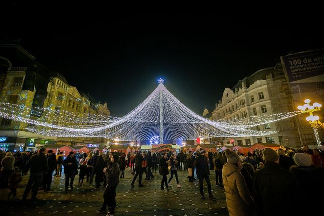 Strălucirea sărbătorilor capturează Clujul. Mii de oameni au fost în târgul de Crăciun