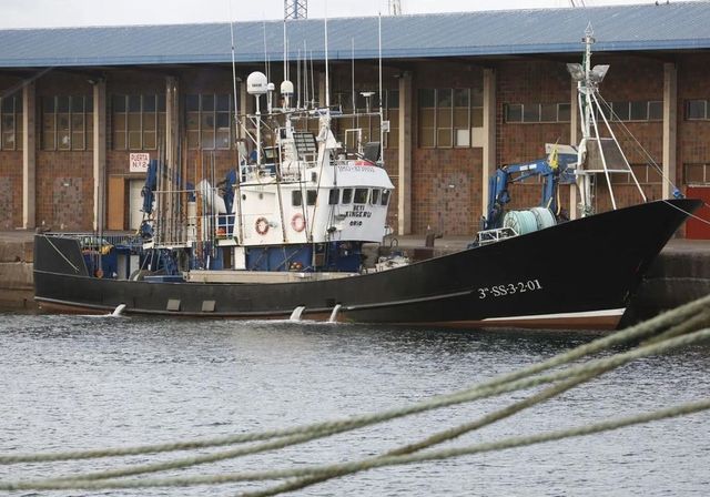 Un pesquero vasco es obligado a amarrar en Gijón tras un motín a bordo