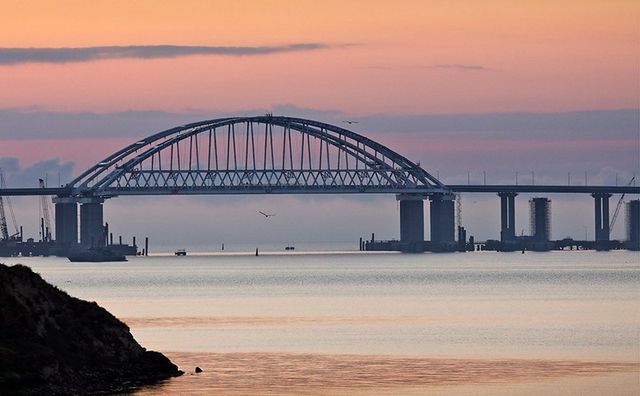 Крымскому мосту исполнился год
