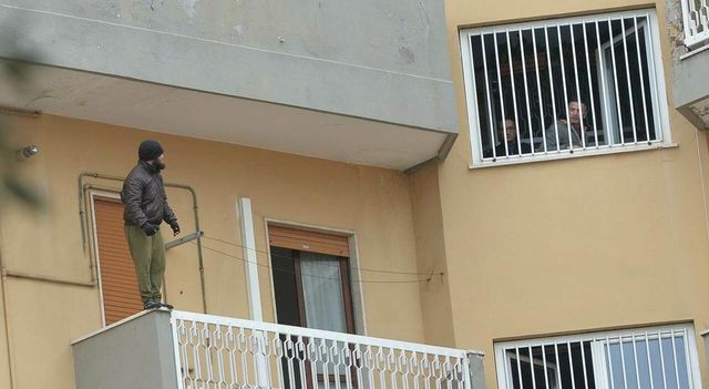 Pescara, da 28 ore minaccia di buttarsi dal balcone