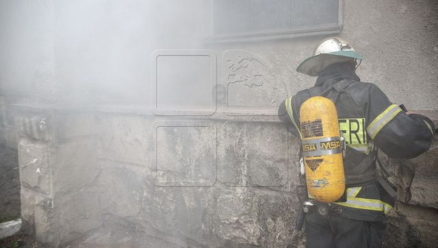 Cadavru carbonizat, găsit într-o casă cuprinsă de flăcări, la Florești