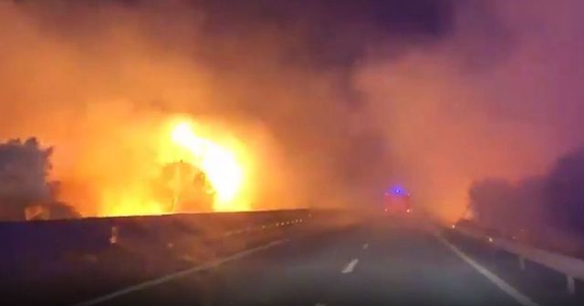 Incendio in Sardegna, chiusa la statale per Nuoro: evacuate abitazioni, auto in fuga Video