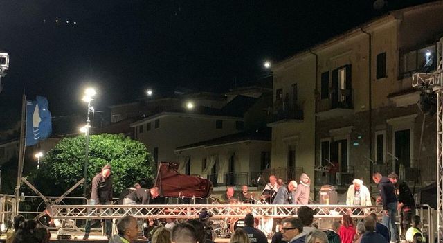 Crolla struttura luci a concerto nel salernitano, paura per Raphael Gualazzi