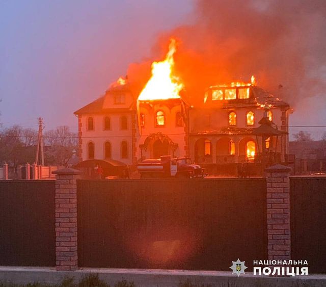 Un individ a dat foc unei biserici din regiunea Cernăuți, Ucraina. Suspectul a fost reținut