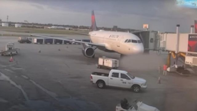 Un muncitor a murit aspirat de motorul unui avion Delta, pe aeroportul internațional din San Antonio