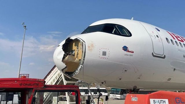 Un avión de Iberia aterriza de emergencia en Barajas tras impactarse con un pájaro