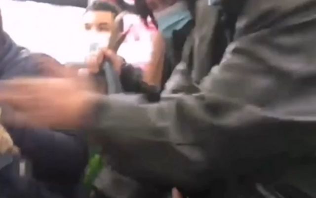 Femeie pălmuită într-un autobuz din Iași pentru că nu purta mască de către un bărbat care o purta incorect