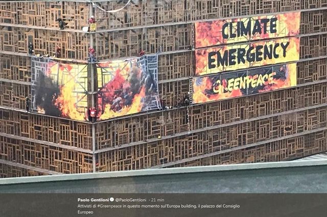 Attivisti Greenpeace sul palazzo del Consiglio europeo