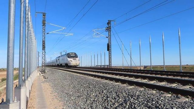 Un incendio corta la circulación de trenes de alta velocidad entre Valladolid y Madrid