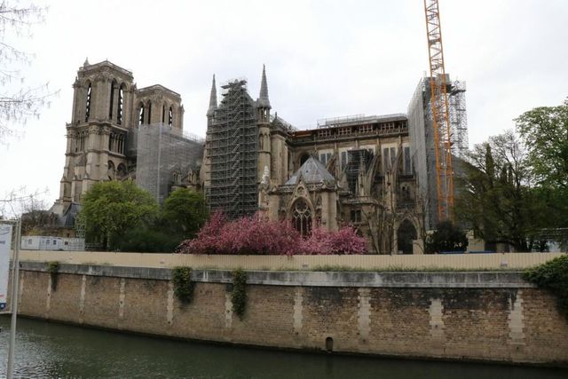 Notre-Dame před dvěma roky postihl ničivý požár. Obnova má být hotova v roce 2024