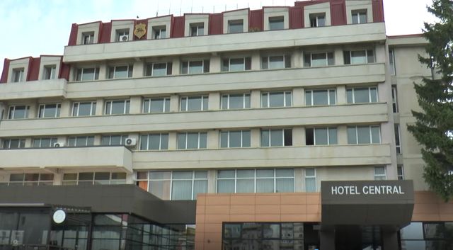 Un angajat de la Ministerul Transporturilor a murit după ce a căzut de la etajul trei al unui hotel din Pașcani