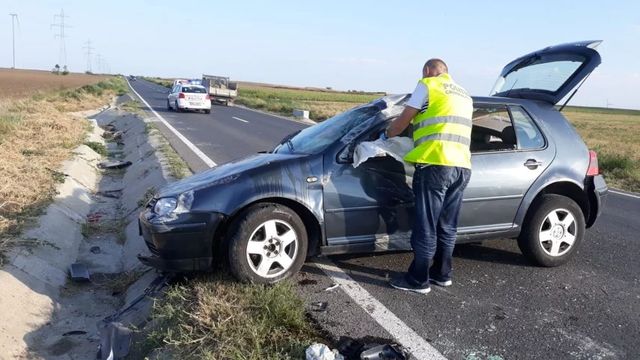 Patru persoane, printre care și un copil, rănite după ce mașina în care se aflau s-a răsturnat