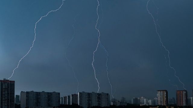 Москву накроет сильный ветер, град и гроза