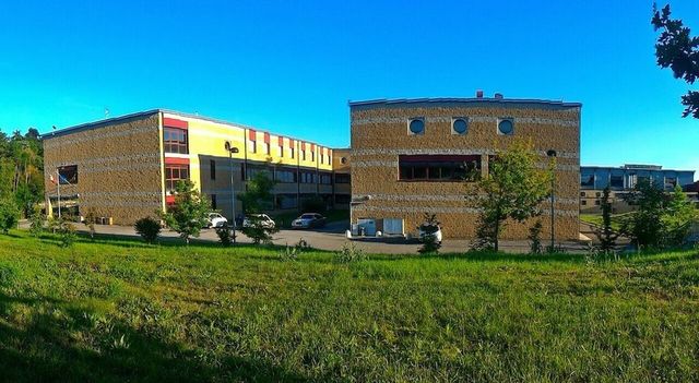 Napoli, 15enne accoltellato a scuola a una coscia