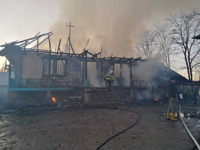 Băiat de 16 ani găsit mort într-o casă distrusă de un incendiu în Neamț