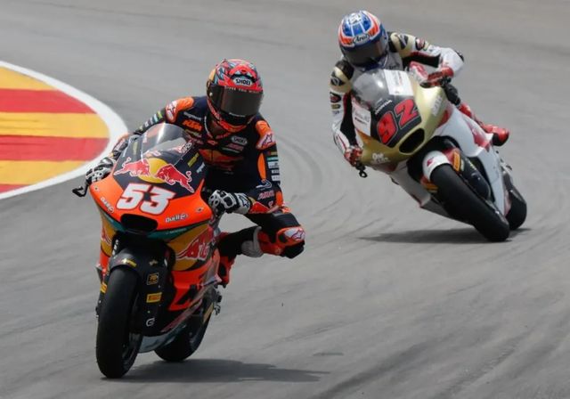 Deniz Öncü estrena su palmarés de Moto2 en Motorland