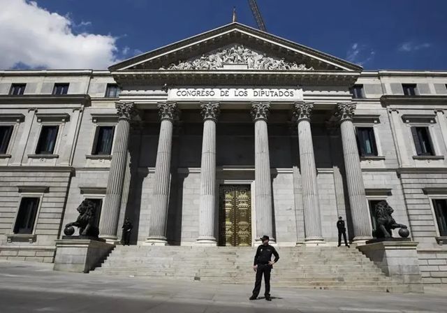 Sánchez pide personarse como perjudicado en la causa por la lona que HazteOir desplegó frente al Congreso