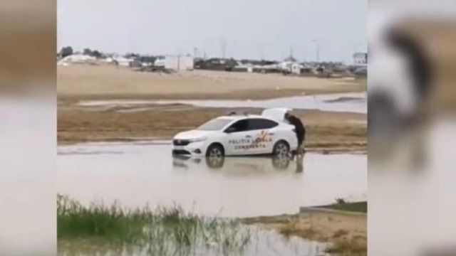 Imagini virale pe Litoral! Mașină a Poliției Locale, împotmolită pe plajă