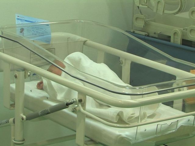 Nou-născutul scos dintr-o toaletă a decedat la spital