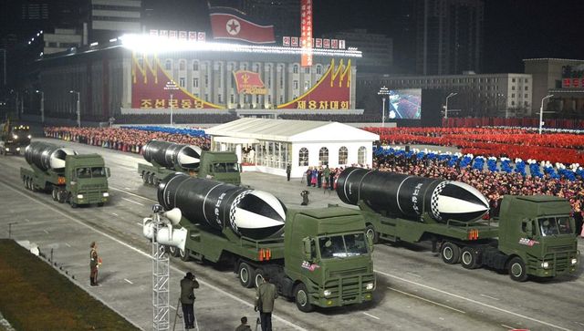 Corea del Nord, alla parata militare spunta un missile balistico per sottomarino