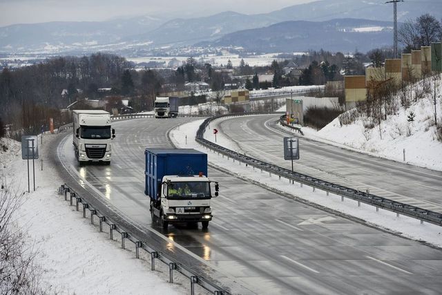 Sníh komplikuje dopravu, problémy hlavně na jihu Čech, bez elektřiny 22 tisíc míst