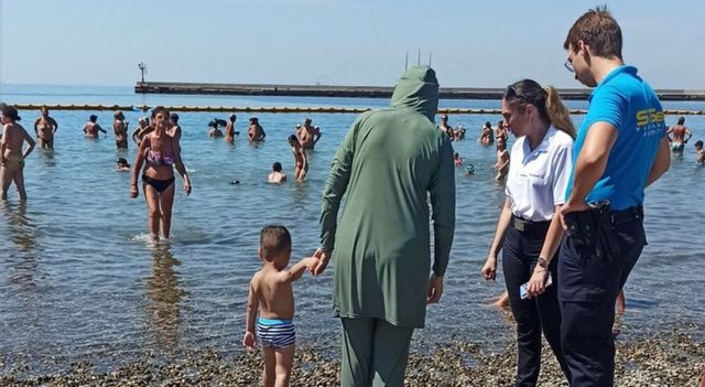 “Ora basta, non fate il bagno vestite: rivolta in spiaggia a Trieste contro le musulmane”