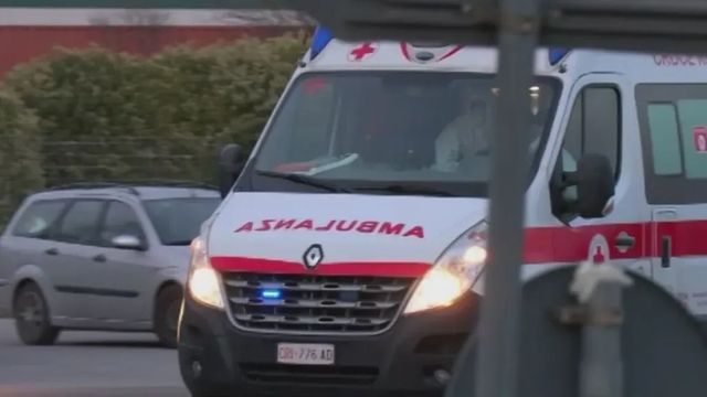 Cede la ringhiera della terrazza, sei ragazzi precipitano da 5 metri