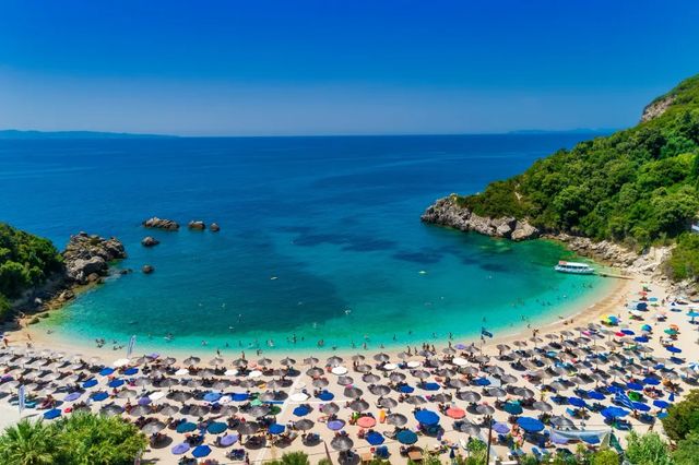 Reguli noi pentru accesul pe plajele din Grecia. Ce trebuie să știe turiștii români care merg în vacanță