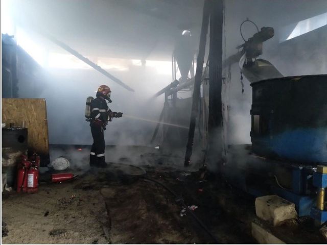Incendiu la o fabrică de brichete și peleți din Comarnic