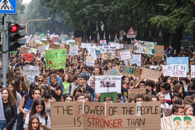 Clima, oggi sciopero globale: in piazza Fridays For Future insieme alle “sardine”