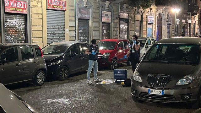 Accoltellato a morte in strada, è caccia all'uomo a Torino