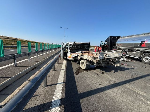 Accident cu trei morți pe A1, loviți de o cisternă. Făceau marcaje rutiere