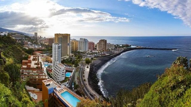 Travolta da onda anomala a Tenerife, morta turista italiana