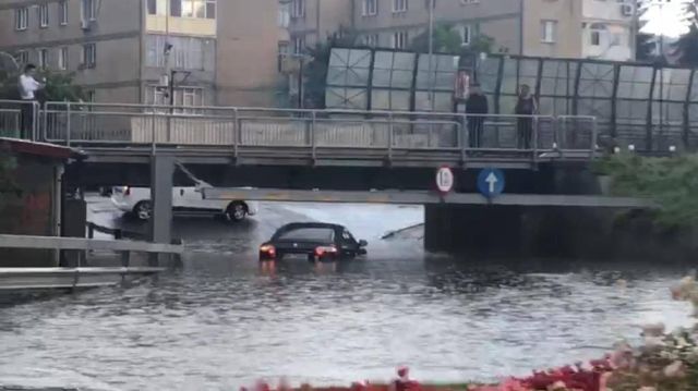 Inundații în Râmnicu Vâlcea după o ploaie torențială