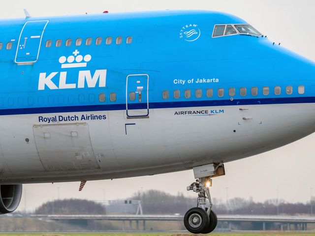 KLM, criticată pentru solicitarea de acoperire a mamelor care alăptează