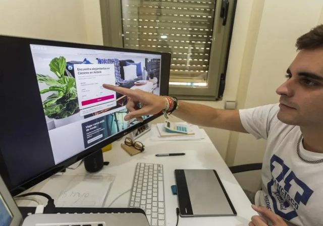 Consumo impone a Airbnb el bloqueo de 65.000 anuncios ilegales de pisos turísticos