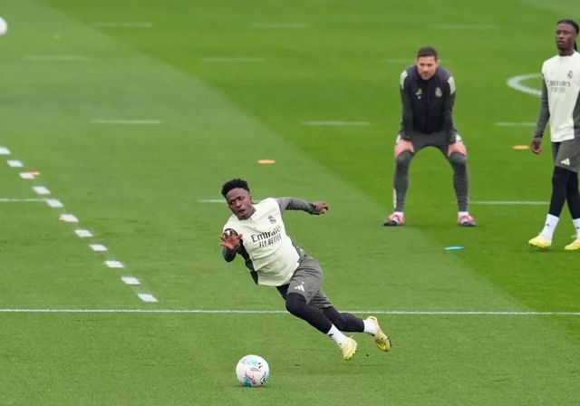 Vinicius se somete al plebiscito del Bernabéu tras el perdón de Xabi Alonso