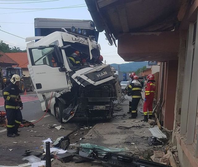 Accident cumplit în Covasna! Un șofer a murit după ce a intrat cu camionul într-un bloc