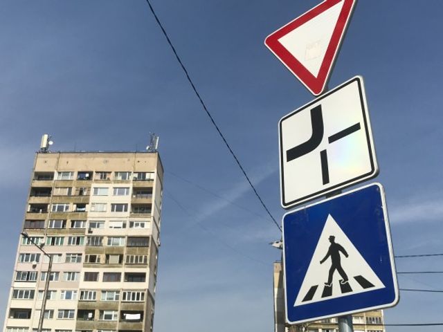 Кола блъсна майка с бебе на пешеходна пътека в София