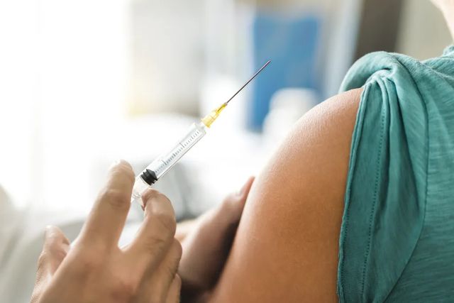 Nicușor Dan a promulgat legea prin care vaccinarea gratuită anti-HPV este extinsă la fete și băieți de până la 26 de ani
