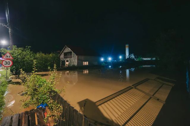 Sute de persoane evacuate și poduri distruse în Suceava și Neamț din cauza inundațiilor