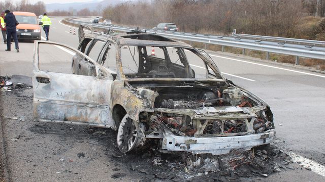Временно движението при 81 км на автомагистрала ”Тракия” в посока София се ограничава в активната лента заради запалил се автомобил