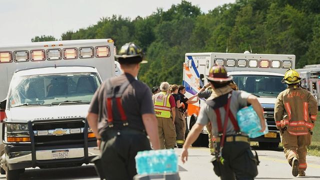 Tourist bus, with Indians aboard, crashes while returning to New York City from Niagara Falls, 5 killed, several injured